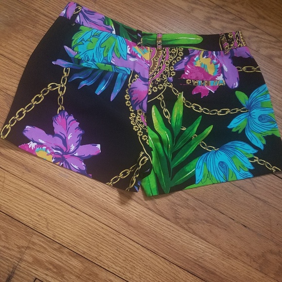 🌿Jennifer Lopez Tropical Shorts - Picture 2 of 3